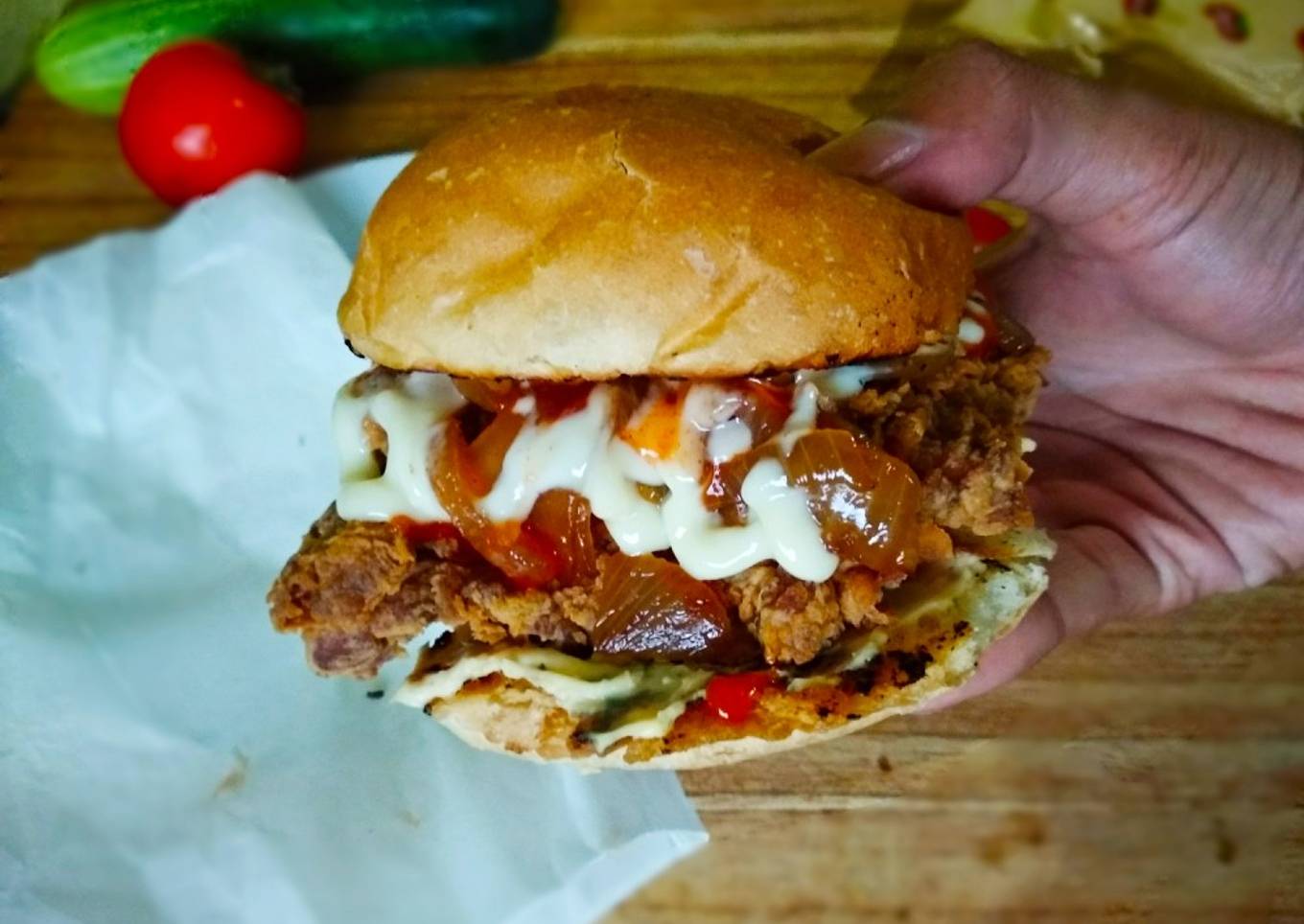 Burger Ayam Krispi Bawang Karamel