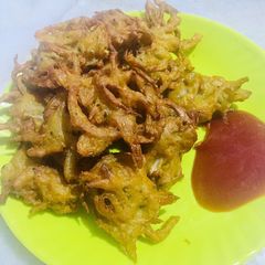 A picture of Crispy onion pakora.