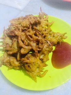 A picture of Crispy onion pakora.