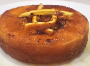 Una foto de Rodaja de Calabaza Asada al Perfume de Canela y Vermut Rojo con Notas Cítricas