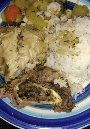 Una foto de Arroz con pulpa de cerdo pollo y un pequeño toque mío
