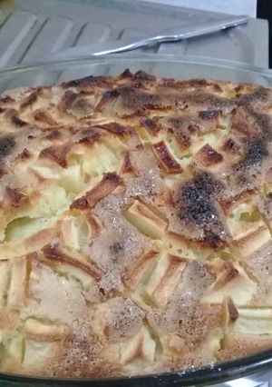Una foto de Bizcochuelo con manzana, bananas y jugó de naranja😋