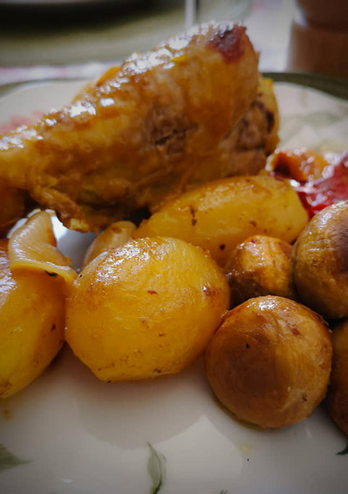 Una foto de 🍗Jamoncitos de pavo al horno con vino y mostaza🍗