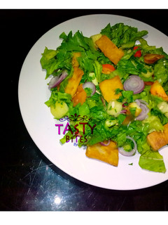 A picture of Fattoush salad.