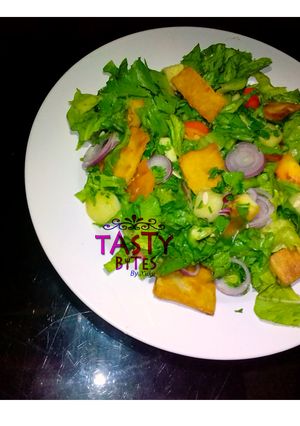 A picture of Fattoush salad.