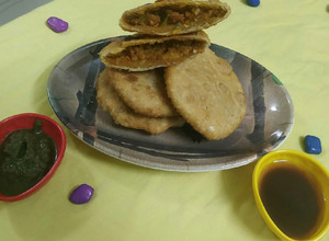 A picture of Pyaaz Kachoris.