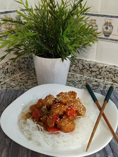 Una foto de Pollo agridulce 🍗 con fideos de arroz 🍜