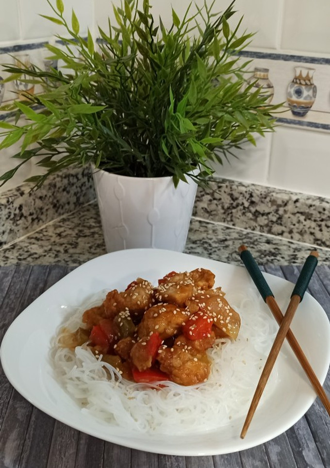 Una foto de Pollo agridulce 🍗 con fideos de arroz 🍜