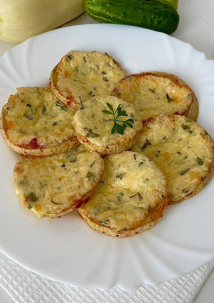 Кабачки під сирною шапочкою
