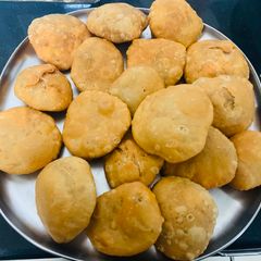 A picture of Khasta Besan Kachori.