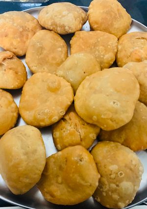 A picture of Khasta Besan Kachori.