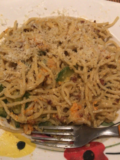 Una foto de Pasta carbonara primavera