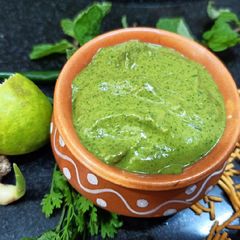 A picture of Bhujia green Chutney.