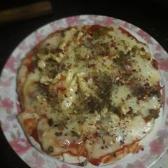 A picture of ONION  CAPSICUM  double  cheese  pizza without oven.