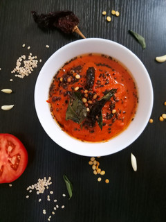 રેડ સાઉથ ઈન્ડિયન ટામેટા ની ચટણી (red south indian tomato Chutney recipe in gujarati) રેસીપી મુખ્ય ફોટો