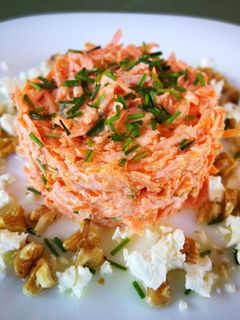 Una foto de Ensalada griega con zanahoria y nueces