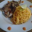 Pasta con chuleta de cerdo al limón, acompañado con salsa de tomate liviana y tostadas
