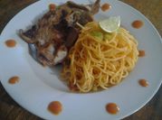 Una foto de pasta con chuleta