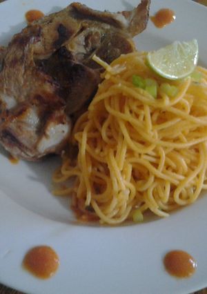 Una foto de Pasta con chuleta de cerdo al limón, acompañado con salsa de tomate liviana y tostadas