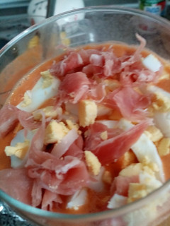 Una foto de Salmorejo con aguacate