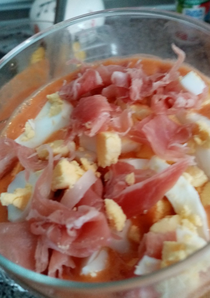 Una foto de Salmorejo con aguacate