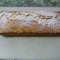 A picture of Budín húmedo de membrillos (fruta cruda).