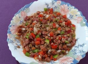 Una foto de Ensalada templada de lentejas con chorizo y jamón, aliñadas a nuestro estilo