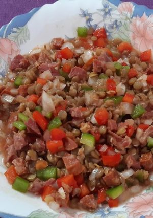 Una foto de Ensalada templada de lentejas con chorizo y jamón, aliñadas a nuestro estilo