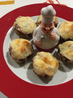 Una foto de Champiñones rellenos de jamón York, jamón serrano y queso