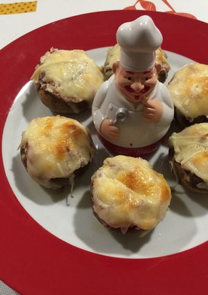 Una foto de Champiñones rellenos de jamón York, jamón serrano y queso