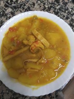 Una foto de Patatas guisadas con frutos de mar
