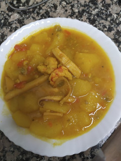 Una foto de Patatas guisadas con frutos de mar