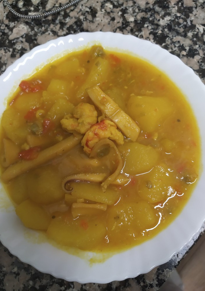 Una foto de Patatas guisadas con frutos de mar