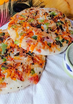 इंस्टेंट मिक्स वेज रवा उत्तपम(instant mix veg rawa uttapam recipe in hindi) रेसिपी मुख्य फोटो