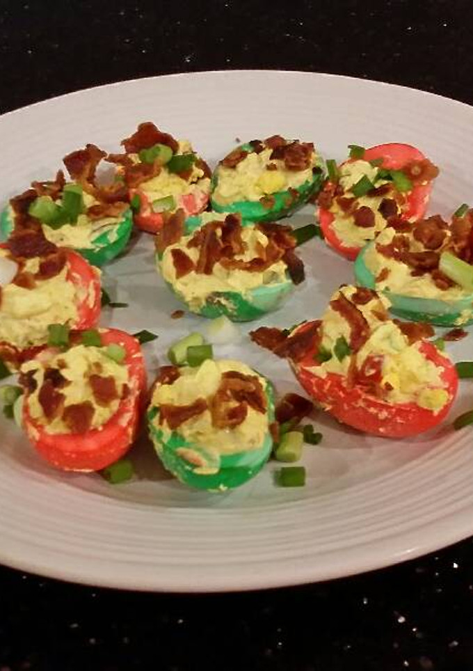 A picture of Bacon and Jalapeno Deviled Eggs colored for Christmas.