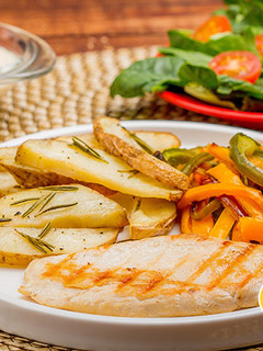 Una foto de Almuerzo rápido con polloal grill Friko