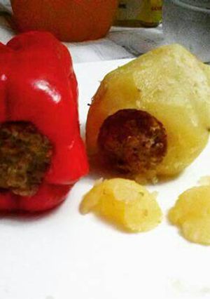 Una foto de Morrones y papas rellenos