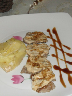 Una foto de Solomillo ibérico con timbal de patatas