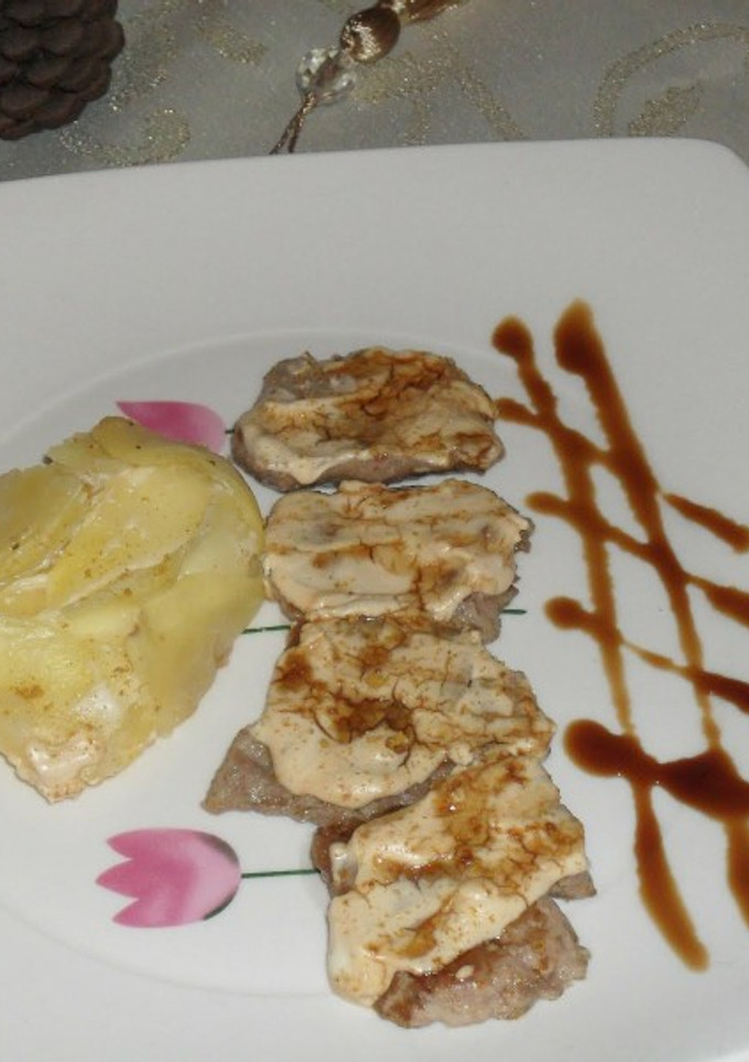 Una foto de Solomillo ibérico con timbal de patatas