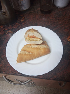 Una foto de Bocadillo de tortilla de papas chips con pavo y salsa de tomate