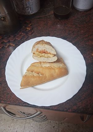 Una foto de Bocadillo de tortilla de papas chips con pavo y salsa de tomate