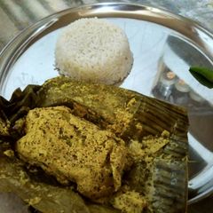 A picture of Bhetki maccher paturi (Barramundi fish).