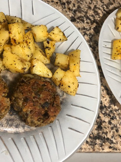 Una foto de Hamburguesa de Lentejas con papas al horno