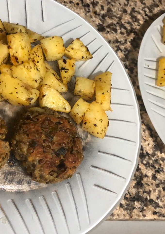 Una foto de Hamburguesa de Lentejas con papas al horno