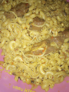 Jallof din taliya da macaroni hade da wake ainihin hoton girkin