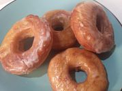 Una foto de glaseado donas