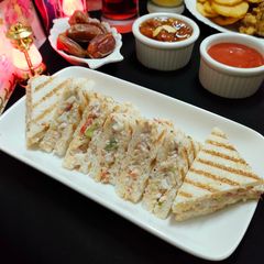 A picture of Creamy, Chicken, Veggies Sandwich 🥪🥪🥪.
