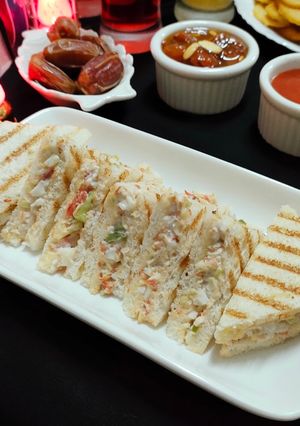 A picture of Creamy, Chicken, Veggies Sandwich 🥪🥪🥪.