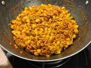 Una foto de wok de fideo con carne