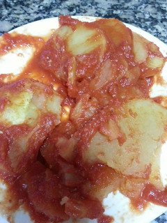 Una foto de Patatas con tomate estilo mi madre